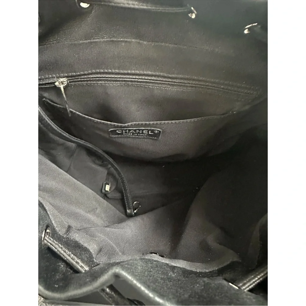 CHANEL Black Interior Leather Bagpack‎ .
